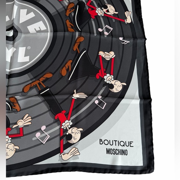♥️♥️♥️ Moschino Boutique silk square scarf - Picture 7 of 7